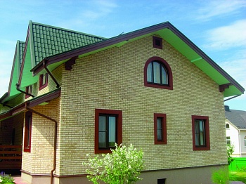 Фасад двухэтажного дома из клинкерной плитки